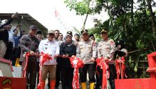 Kapolda Banten Irjen Pol Hengki bersama Wakil Bupati Lebak Ir. H. Amir Hamzah, Kapolres Lebak AKBP Herfio Zaki, dan jajaran terkait saat meresmikan Jembatan Merah Putih Presisi di Kabupaten Lebak sebagai wujud sinergi membangun infrastruktur untuk masyarakat.