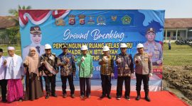 Kapolres Serang AKBP Andri Kurniawan (kanan), Plh Kepala Kanwil Kemenag Provinsi Banten Badru Salam (tengah), dan jajaran pejabat berfoto bersama usai peletakan batu pertama pembangunan ruang kelas baru di Yayasan Pondok Pesantren Madrasah Ibtidaiyah Raoudatul Athfal Astana, Kecamatan Carenang, Kabupaten Serang.