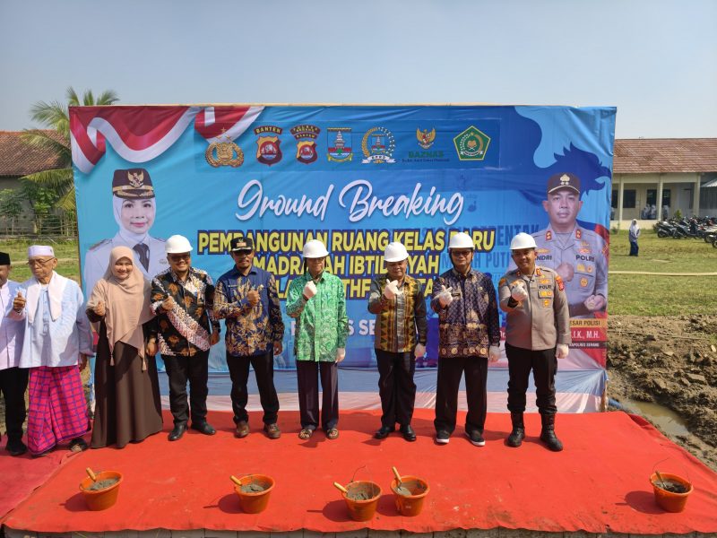 Kapolres Serang AKBP Andri Kurniawan (kanan), Plh Kepala Kanwil Kemenag Provinsi Banten Badru Salam (tengah), dan jajaran pejabat berfoto bersama usai peletakan batu pertama pembangunan ruang kelas baru di Yayasan Pondok Pesantren Madrasah Ibtidaiyah Raoudatul Athfal Astana, Kecamatan Carenang, Kabupaten Serang.