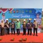 Kapolres Serang AKBP Andri Kurniawan (kanan), Plh Kepala Kanwil Kemenag Provinsi Banten Badru Salam (tengah), dan jajaran pejabat berfoto bersama usai peletakan batu pertama pembangunan ruang kelas baru di Yayasan Pondok Pesantren Madrasah Ibtidaiyah Raoudatul Athfal Astana, Kecamatan Carenang, Kabupaten Serang.