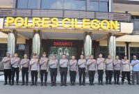 Jajaran tim supervisi Astamaops Polri bersama personel Polres Cilegon berfoto bersama di halaman Mapolres Cilegon usai kegiatan supervisi implementasi Pamapta dan SPKT.