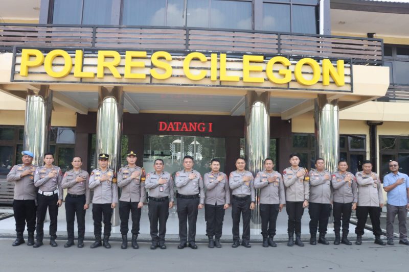 Jajaran tim supervisi Astamaops Polri bersama personel Polres Cilegon berfoto bersama di halaman Mapolres Cilegon usai kegiatan supervisi implementasi Pamapta dan SPKT.