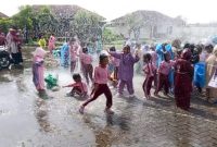 Keceriaan siswa TK/PAUD saat mengikuti simulasi penyemprotan air menggunakan selang pemadam kebakaran.