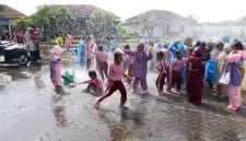 Keceriaan siswa TK/PAUD saat mengikuti simulasi penyemprotan air menggunakan selang pemadam kebakaran.