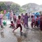 Keceriaan siswa TK/PAUD saat mengikuti simulasi penyemprotan air menggunakan selang pemadam kebakaran.