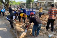 Personel gabungan bersama masyarakat melakukan pengangkatan sampah dan pembersihan area lingkungan dalam kegiatan Gerakan ASRI di Desa Sukamantri, Kecamatan Pasar Kemis.