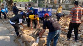 Personel gabungan bersama masyarakat melakukan pengangkatan sampah dan pembersihan area lingkungan dalam kegiatan Gerakan ASRI di Desa Sukamantri, Kecamatan Pasar Kemis.