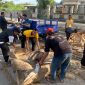 Personel gabungan bersama masyarakat melakukan pengangkatan sampah dan pembersihan area lingkungan dalam kegiatan Gerakan ASRI di Desa Sukamantri, Kecamatan Pasar Kemis.