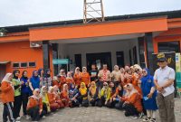 Foto bersama pak Camat Pasarkemis dengan semua unsur dalam kegiatan Posbindu RW 05 Kutabaru, Dokumentasi Pribadi.