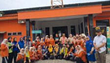 Foto bersama pak Camat Pasarkemis dengan semua unsur dalam kegiatan Posbindu RW 05 Kutabaru, Dokumentasi Pribadi.