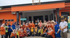 Foto bersama pak Camat Pasarkemis dengan semua unsur dalam kegiatan Posbindu RW 05 Kutabaru, Dokumentasi Pribadi.