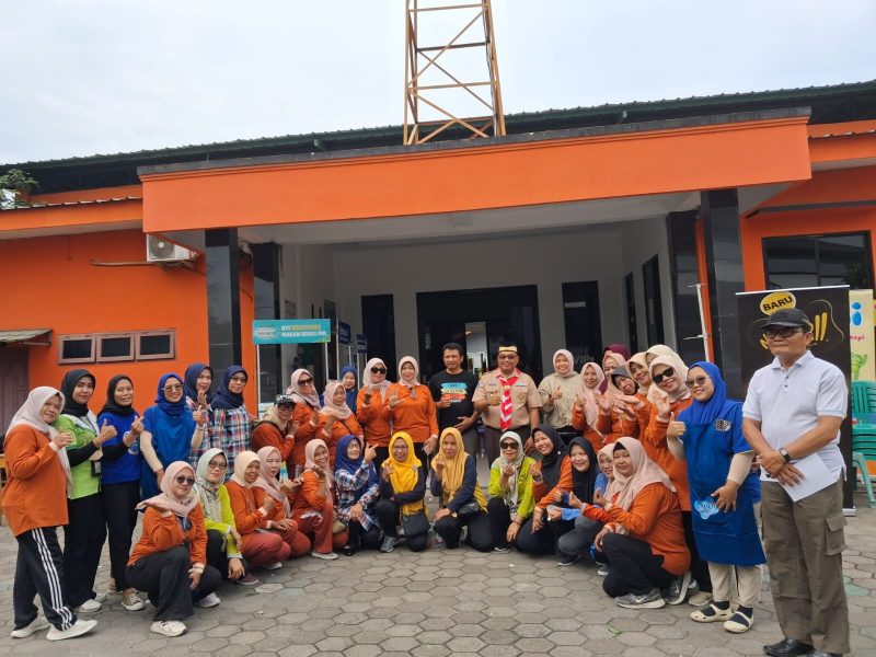 Foto bersama pak Camat Pasarkemis dengan semua unsur dalam kegiatan Posbindu RW 05 Kutabaru, Dokumentasi Pribadi.