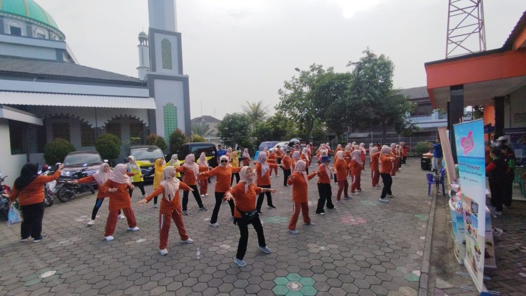 Olahraga bersama posbindu Warga RW 05 Kutabaru dokumentasi Pribadi
