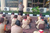IPTU Muhyidin, S.H. selaku Kasat Binmas Polres Cilegon memberikan arahan dan motivasi kepada calon anggota Saka Bhayangkara di Mapolres Cilegon menjelang pelaksanaan Diklatsar, Minggu (25/5/2026).