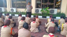 IPTU Muhyidin, S.H. selaku Kasat Binmas Polres Cilegon memberikan arahan dan motivasi kepada calon anggota Saka Bhayangkara di Mapolres Cilegon menjelang pelaksanaan Diklatsar, Minggu (25/5/2026).