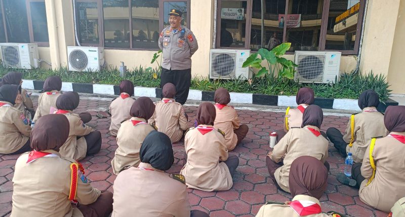 IPTU Muhyidin, S.H. selaku Kasat Binmas Polres Cilegon memberikan arahan dan motivasi kepada calon anggota Saka Bhayangkara di Mapolres Cilegon menjelang pelaksanaan Diklatsar, Minggu (25/5/2026).