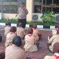 IPTU Muhyidin, S.H. selaku Kasat Binmas Polres Cilegon memberikan arahan dan motivasi kepada calon anggota Saka Bhayangkara di Mapolres Cilegon menjelang pelaksanaan Diklatsar, Minggu (25/5/2026).