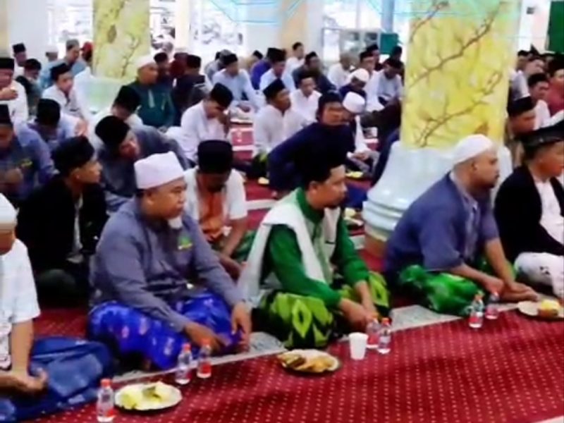 Jemaah Safari Subuh FDKMP Kecamatan Rajeg tampak khusyuk mengikuti kajian yang dihadiri ratusan peserta.