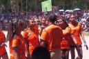 Tim SMAK Recis ketika rehat sambil mendengarkan arahan dari sang pelatih, Baldus Daga. (Foto: Elfrat Frans Dhena)