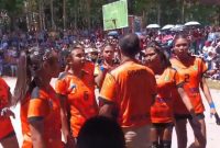 Tim SMAK Recis ketika rehat sambil mendengarkan arahan dari sang pelatih, Baldus Daga. (Foto: Elfrat Frans Dhena)