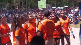 Tim SMAK Recis ketika rehat sambil mendengarkan arahan dari sang pelatih, Baldus Daga. (Foto: Elfrat Frans Dhena)