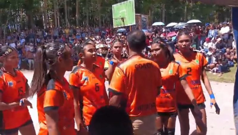 Tim SMAK Recis ketika rehat sambil mendengarkan arahan dari sang pelatih, Baldus Daga. (Foto: Elfrat Frans Dhena)