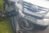 Kondisi sepeda motor korban yang mengalami kerusakan parah setelah terlibat kecelakaan dengan kendaraan roda empat di depan RS Bethsaida.
