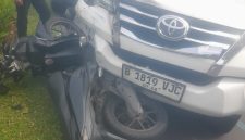 Kondisi sepeda motor korban yang mengalami kerusakan parah setelah terlibat kecelakaan dengan kendaraan roda empat di depan RS Bethsaida.