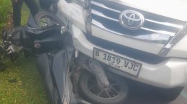 Kondisi sepeda motor korban yang mengalami kerusakan parah setelah terlibat kecelakaan dengan kendaraan roda empat di depan RS Bethsaida.