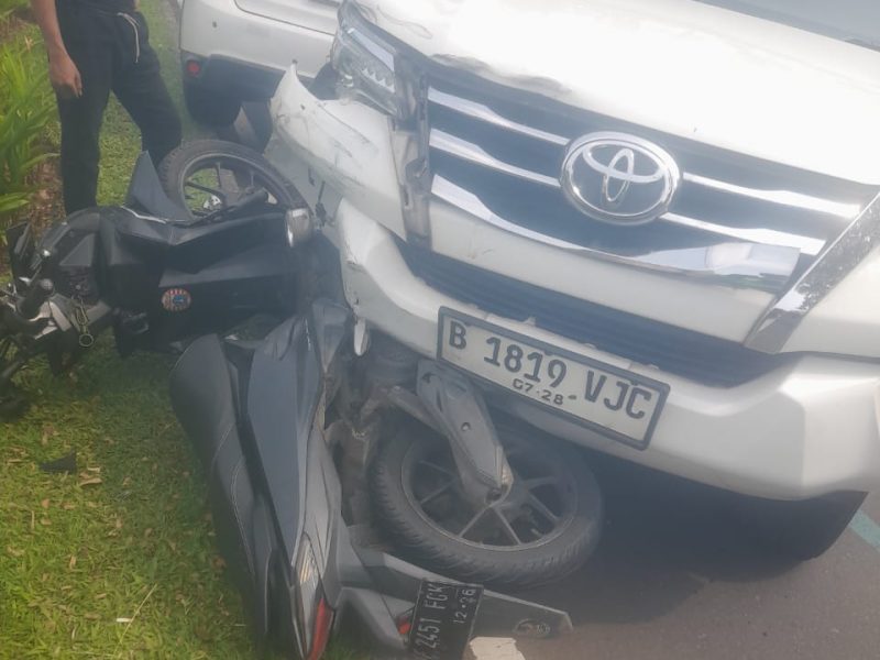 Kondisi sepeda motor korban yang mengalami kerusakan parah setelah terlibat kecelakaan dengan kendaraan roda empat di depan RS Bethsaida.