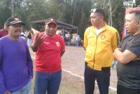 Keterangan Foto: Ketua DPRD Ngada Romilus Juji (Lipat Tangan), sedang berdiskusi dengan para penikmat sepak bola Ngada diantaranya Karel Maku (Merah) usai menyaksikan laga semifinal leg 2 antara Marsela Langa vs Golewa Raya. (Foto: Elfrat Frans Dhena)