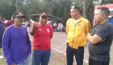 Keterangan Foto: Ketua DPRD Ngada Romilus Juji (Lipat Tangan), sedang berdiskusi dengan para penikmat sepak bola Ngada diantaranya Karel Maku (Merah) usai menyaksikan laga semifinal leg 2 antara Marsela Langa vs Golewa Raya. (Foto: Elfrat Frans Dhena)