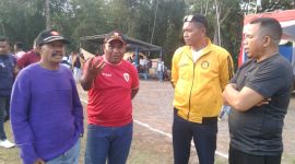 Keterangan Foto: Ketua DPRD Ngada Romilus Juji (Lipat Tangan), sedang berdiskusi dengan para penikmat sepak bola Ngada diantaranya Karel Maku (Merah) usai menyaksikan laga semifinal leg 2 antara Marsela Langa vs Golewa Raya. (Foto: Elfrat Frans Dhena)