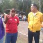 Keterangan Foto: Ketua DPRD Ngada Romilus Juji (Lipat Tangan), sedang berdiskusi dengan para penikmat sepak bola Ngada diantaranya Karel Maku (Merah) usai menyaksikan laga semifinal leg 2 antara Marsela Langa vs Golewa Raya. (Foto: Elfrat Frans Dhena)
