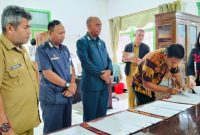 Kepala Bank NTT Cabang Bajawa Delby Seso sedang menandatangani PKS disaksikan Pj Sekda Ngada dan pejabat terkait lainnya. (Foto: Humas Prokopim Ngada).