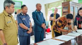 Kepala Bank NTT Cabang Bajawa Delby Seso sedang menandatangani PKS disaksikan Pj Sekda Ngada dan pejabat terkait lainnya. (Foto: Humas Prokopim Ngada).