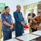Kepala Bank NTT Cabang Bajawa Delby Seso sedang menandatangani PKS disaksikan Pj Sekda Ngada dan pejabat terkait lainnya. (Foto: Humas Prokopim Ngada).