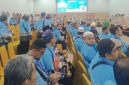 Suasana calon jamaah haji Kloter 26 Embarkasi Pondok Gede saat mengikuti proses pemeriksaan dan persiapan keberangkatan di Asrama Haji Pondok Gede.
