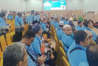 Suasana calon jamaah haji Kloter 26 Embarkasi Pondok Gede saat mengikuti proses pemeriksaan dan persiapan keberangkatan di Asrama Haji Pondok Gede.
