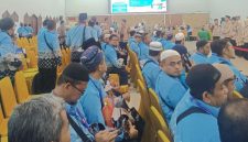 Suasana calon jamaah haji Kloter 26 Embarkasi Pondok Gede saat mengikuti proses pemeriksaan dan persiapan keberangkatan di Asrama Haji Pondok Gede.