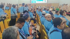 Suasana calon jamaah haji Kloter 26 Embarkasi Pondok Gede saat mengikuti proses pemeriksaan dan persiapan keberangkatan di Asrama Haji Pondok Gede.