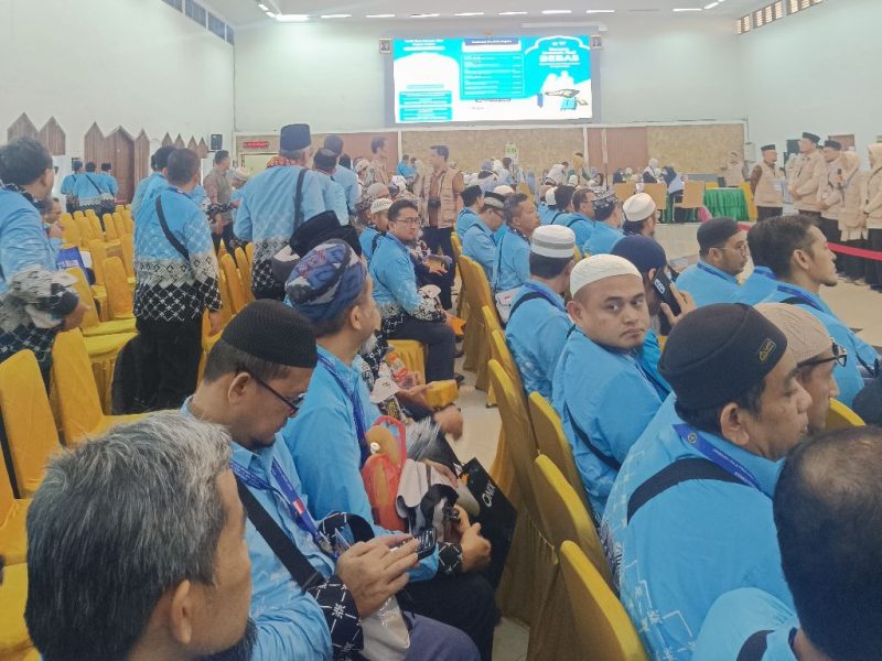 Suasana calon jamaah haji Kloter 26 Embarkasi Pondok Gede saat mengikuti proses pemeriksaan dan persiapan keberangkatan di Asrama Haji Pondok Gede.