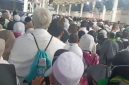 Suasana padat antrean jamaah haji di Terminal Ajyad, Makkah, saat menunggu bus sholawat menuju area hotel.