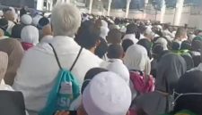 Suasana padat antrean jamaah haji di Terminal Ajyad, Makkah, saat menunggu bus sholawat menuju area hotel.