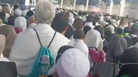 Suasana padat antrean jamaah haji di Terminal Ajyad, Makkah, saat menunggu bus sholawat menuju area hotel.