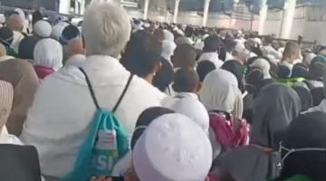 Suasana padat antrean jamaah haji di Terminal Ajyad, Makkah, saat menunggu bus sholawat menuju area hotel.
