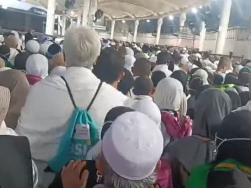 Suasana padat antrean jamaah haji di Terminal Ajyad, Makkah, saat menunggu bus sholawat menuju area hotel.