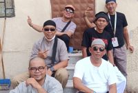 Chandra (kiri depan), Supriyatna (kiri tengah), Benny (kiri belakang), Alki (kanan depan), Omar (kanan tengah), dan Anom (kanan belakang) berfoto bersama di kawasan Misfalah, Makkah, Ahad (17/5/2026), usai menikmati udara pagi yang sejuk.