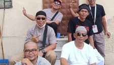 Chandra (kiri depan), Supriyatna (kiri tengah), Benny (kiri belakang), Alki (kanan depan), Omar (kanan tengah), dan Anom (kanan belakang) berfoto bersama di kawasan Misfalah, Makkah, Ahad (17/5/2026), usai menikmati udara pagi yang sejuk.