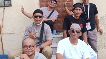 Chandra (kiri depan), Supriyatna (kiri tengah), Benny (kiri belakang), Alki (kanan depan), Omar (kanan tengah), dan Anom (kanan belakang) berfoto bersama di kawasan Misfalah, Makkah, Ahad (17/5/2026), usai menikmati udara pagi yang sejuk.